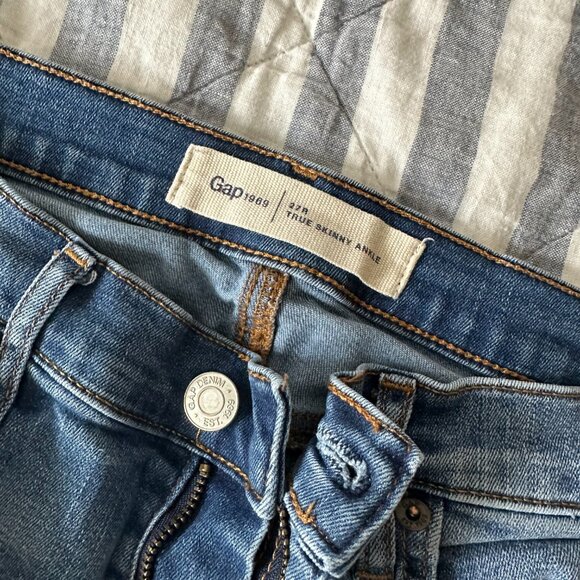 GAP 27R true skinny ankle jeans with light distress - Picture 2 of 3